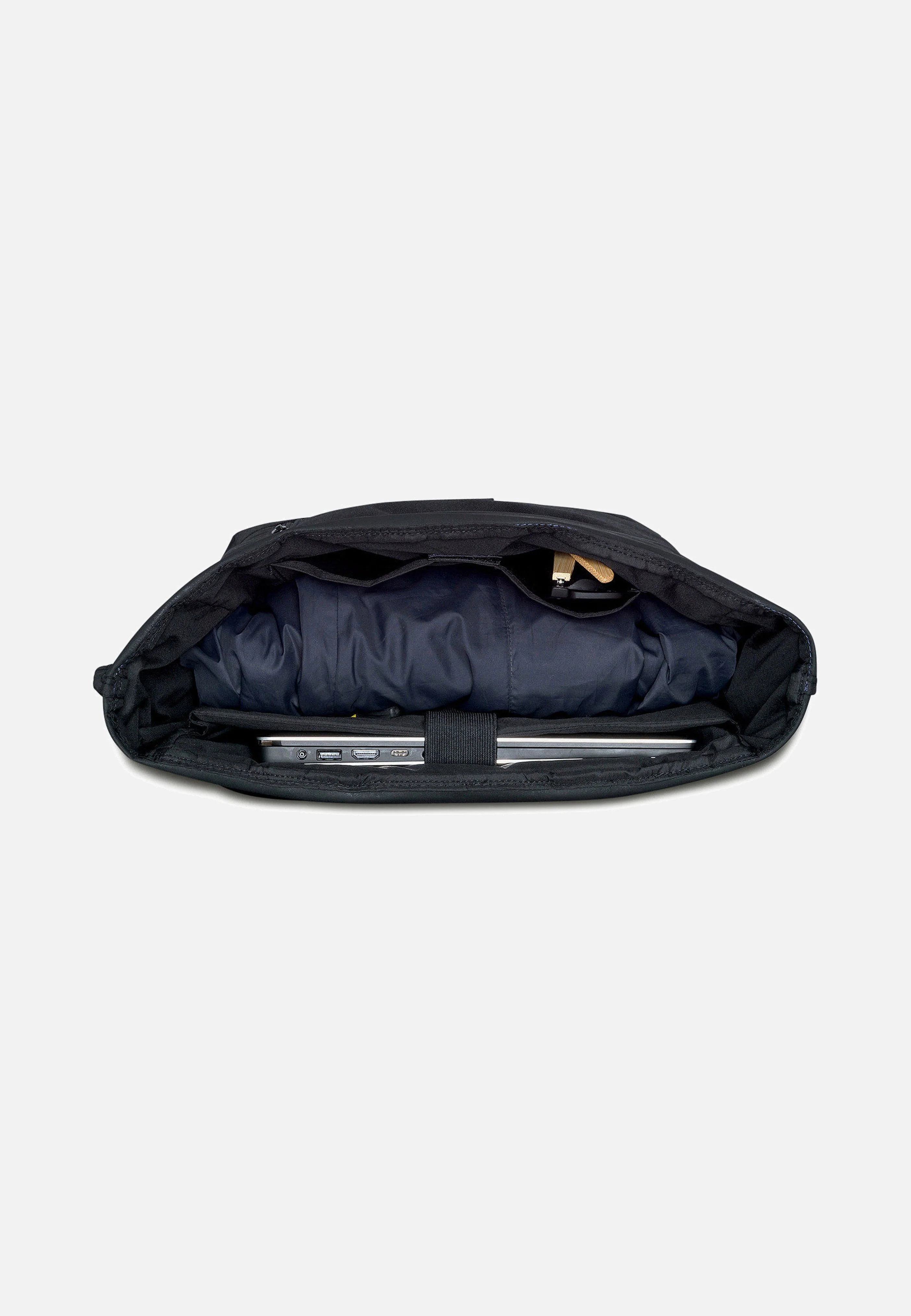 Robin Large Schwarz - Rolltop Rucksack - Image 3